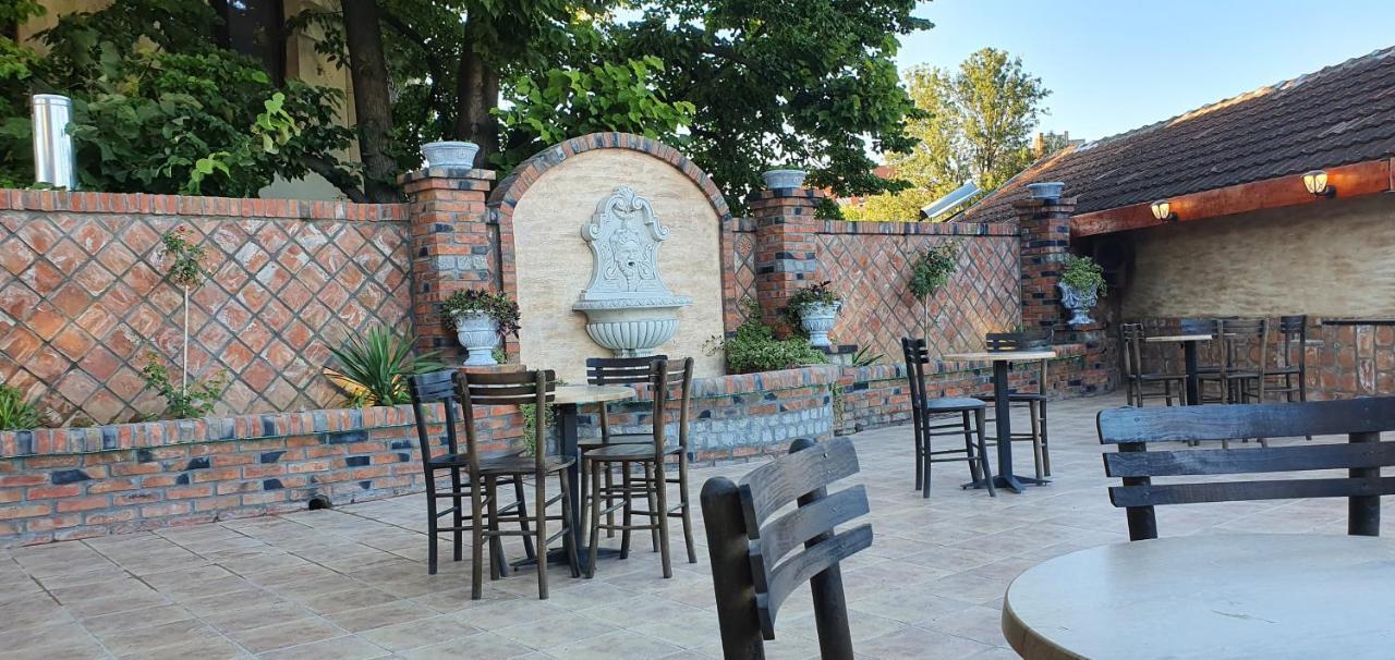 Castello Inn Smederevska Palanka Exterior foto